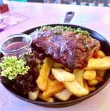 Spareribs-Berlin-Twist-Knutschfleck-Eventlocation-Variete-Dinner-Show-und-Party-Bar-Erlebnis-Restaurant-Super-Club-Berlin-im-Fernsehturm-Alexanderplatz