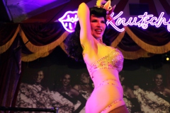 beste-Idee-fuer-deine-Weihnachtsfeier-Knutschfleck-Eventlocation-Variete-Dinner-Show-und-Party-Bar-Erlebnis-Restaurant-Super-Club-Berlin-im-Fernsehturm-Alexanderplatz