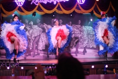 beste-Idee-fuer-deine-Weihnachtsfeier-Knutschfleck-Variete-Dinner-Show-und-Party-Bar-Erlebnis-Restaurant-Super-Club-Berlin-im-Fernsehturm-Alexanderplatz