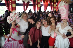 angesagter-Junggesellenabschied-Brunch-fuer-Gruppen-Berlin-Knutschfleck-Erlebnis-Restaurant-und-Variete-im-Fernsehturm-Berlin-Alexanderplatz