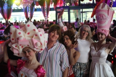 beste-Idee-fuer-deinen-Familien-Brunch-in-Berlin-fuer-Gruppen-und-Reisen-nach-Berlin-Entertainment-Knutschfleck-Variete-Dinner-Show-Restaurant-Alexanderplatz-im-Fernsehturm
