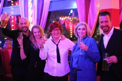 Beste-Idee-fuer-deine-Weihnachtsfeier-Dinner-Show-Bar-in-Berlin-Knutschfleck-Variete-Erlebnisrestaurant-Super-Club-am-Alexanderplatz-Fernsehturm-fuer-Gruppen