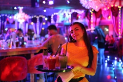 angesagte-Bar-in-Berlin-fuer-Gruppen-Knutschfleck-Bar-Variete-Erlebnisrestaurant-am-Alexanderplatz-unterm-Fernsehturm-2026