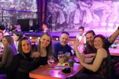 Beste-Show-Dinner-Bar-und-Erlebnis-Restaurant-Berlin-Knutschfleck-am-Alexanderplatz-17