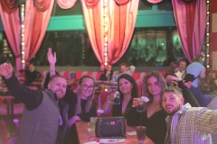 Idee-fuer-Eventlocation-mieten-in-Berlin-Dinner-Show-Bar-in-Berlin-Knutschfleck-Variete-Erlebnisrestaurant-Super-Club-am-Alexanderplatz-Fernsehturm-fuer-Gruppen-3