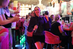 Idee-fuer-deinen-Maedelsabend-in-Berlin-Party-Bar-und-Erlebnisrestaurant-Knutschfleck-am-Alexanderplatz