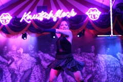 deine-Weihnachtsfeier-Dinner-Show-Bar-in-Berlin-Knutschfleck-Variete-Erlebnisrestaurant-Super-Club-am-Alexanderplatz-Fernsehturm-fuer-Gruppen