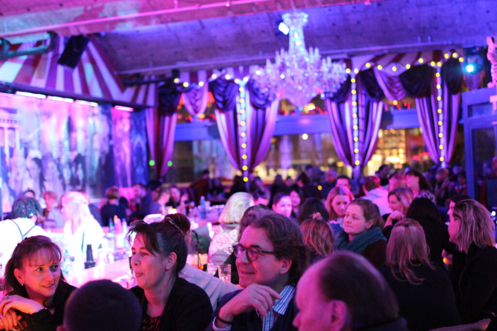 Party machen in Berlin ob Junggessellenabschied JGA Geburtstag feiern in Berlin die beste Eventlocation für Freitag Abend und Samstag Abend ist die Knutschfleck Variete Show Party Bar mit Nightclub unter dem Berliner Fernsehturm