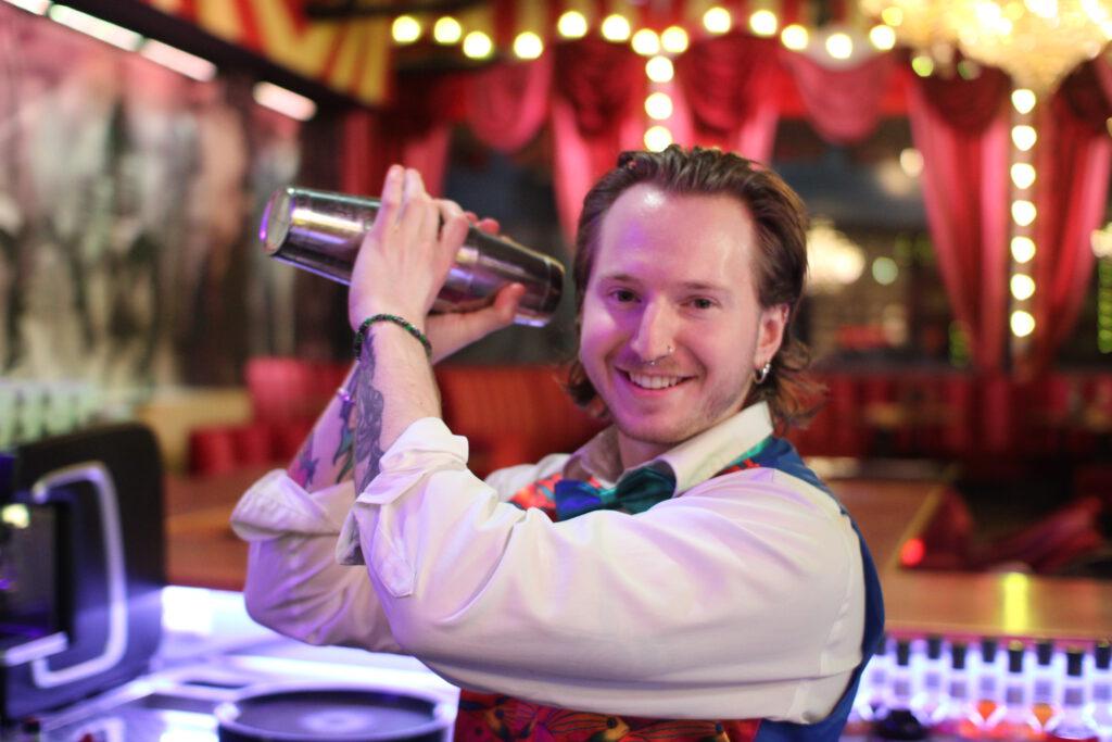 Knutschfleck Berlin sucht dich: Barkeeper / Bartender (m/w/d) für eine der buntesten Bars der Stadt