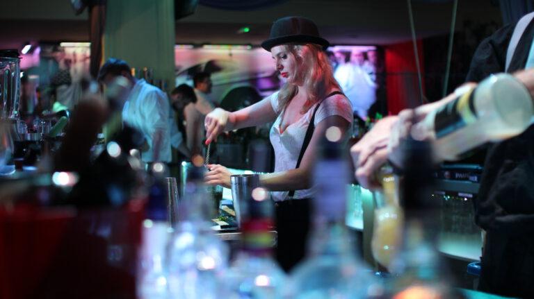 Best Cocktails Alexanderplatz Menü: Shake dein Leben auf im Knutschfleck, Jetzt mixen!