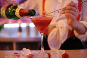 Cocktail-Alchemie im Knutschfleck: Alexanderplatz explodiert in Farbe, Geschmack & Glitzer-Magie!