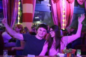 Romantisches Dinner mit Show im Knutschfleck: Verliebt dich neu am Alexanderplatz!