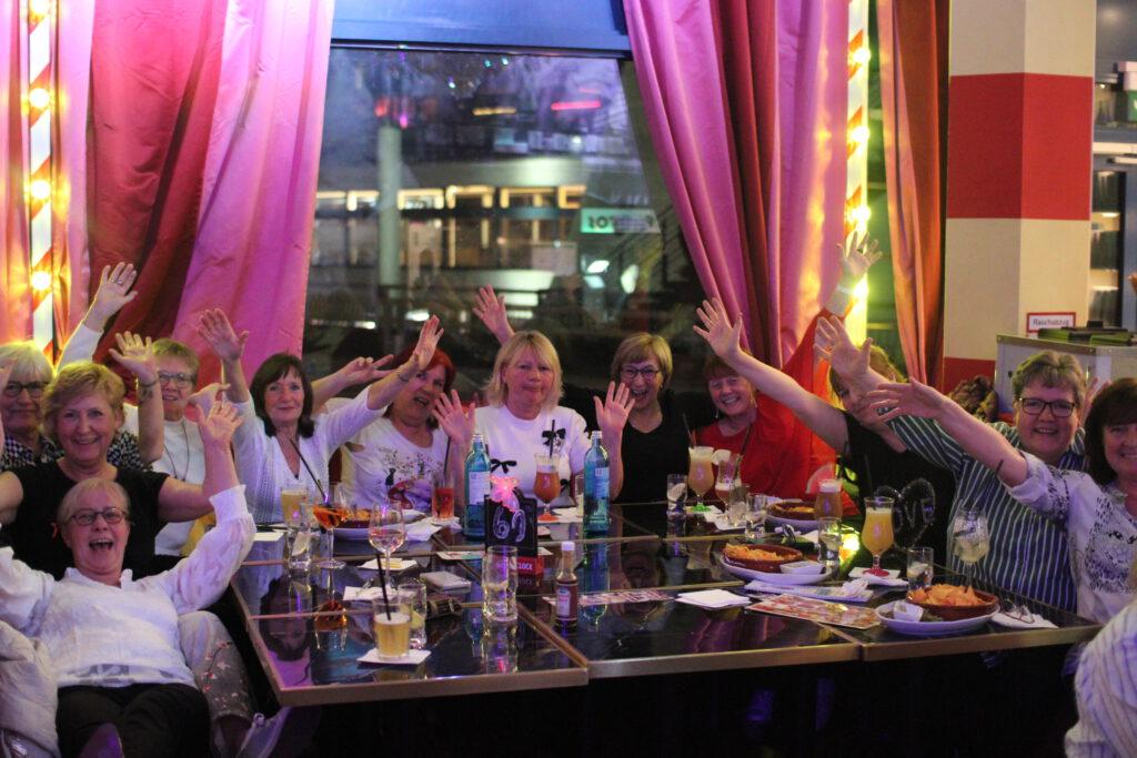 Kann Teamgeist High Heels tragen und Konfettiregen lieben? Willkommen bei eurem Firmenevent im Knutschfleck Berlin!