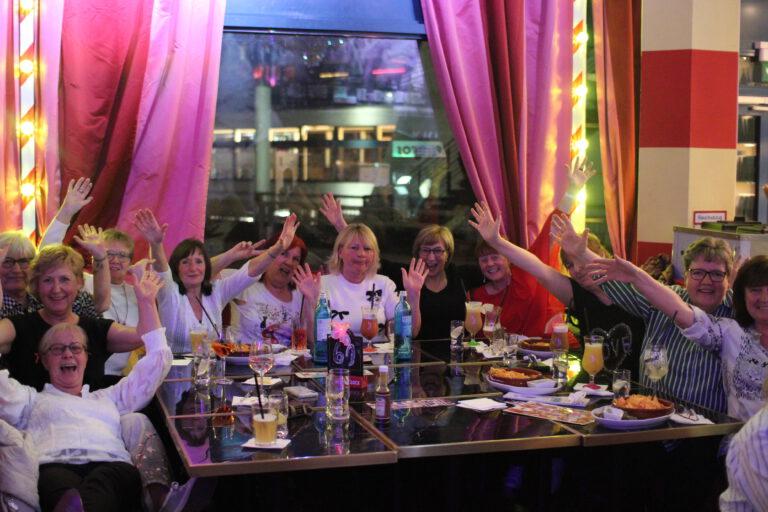 Kann Teamgeist High Heels tragen und Konfettiregen lieben? Willkommen bei eurem Firmenevent im Knutschfleck Berlin!