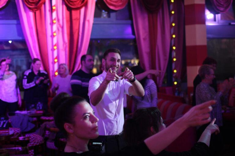 Touristen-Alarm im Knutschfleck Berlin: Dein Berlin-Moment, den du NIEMALS vergisst – JETZT Tickets!