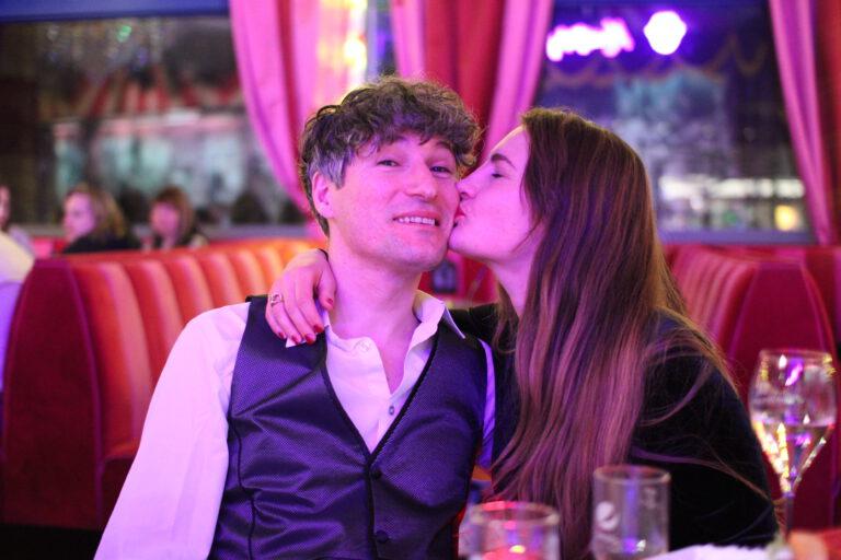 Romantisches Wochenend-Fieber im Knutschfleck: Liebe entfacht sich unter Sternen und Showzauber!