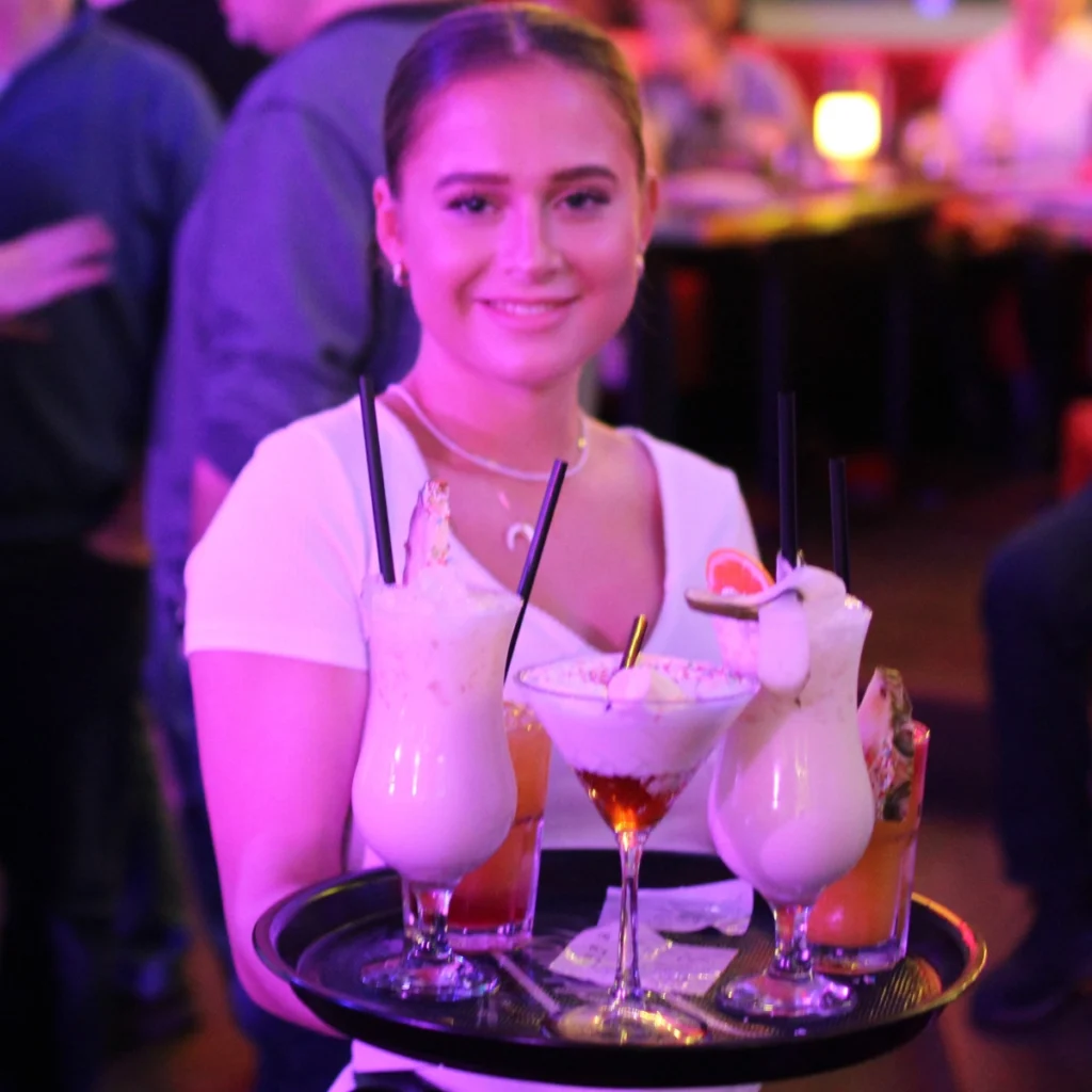 Deine Bar in Berlin für Show, Dinner & Cocktails Knutschfleck Varieté am Alexanderplatz