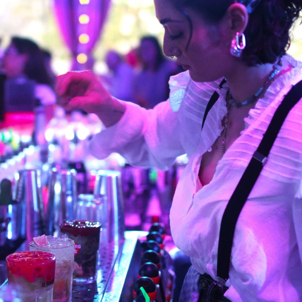 Deine Bar in Berlin für Show, Dinner & Cocktails Knutschfleck Varieté am Alexanderplatz Barkeeperin