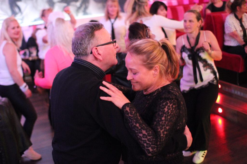 Romantische Bar für 2 Personen mit Dinner & Show