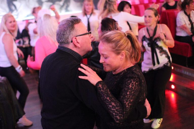 Romantische Bar für 2 Personen mit Dinner & Show