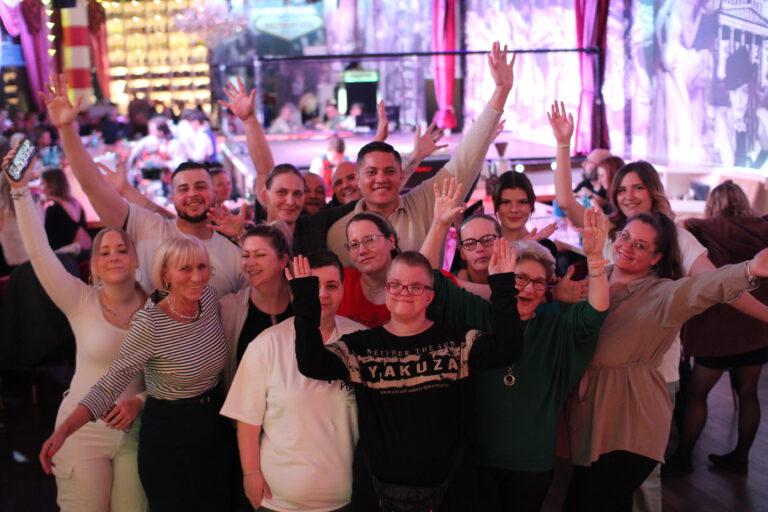 Team-Twist Explosion: Knutschfleck Berlin Wo Kollegen zu Crew-BFFs werden!
