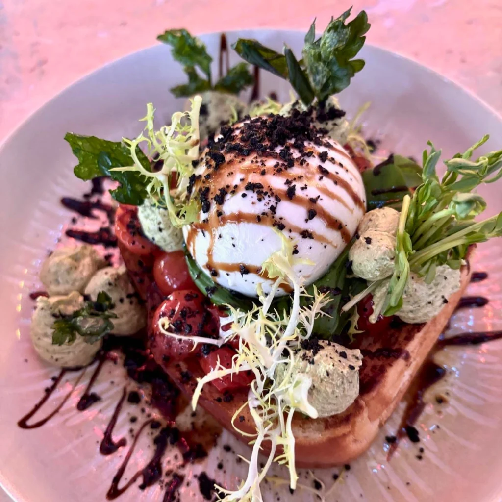 Burlesque Burrata Star im Knutschfleck unterm Fernsehturm Berlin