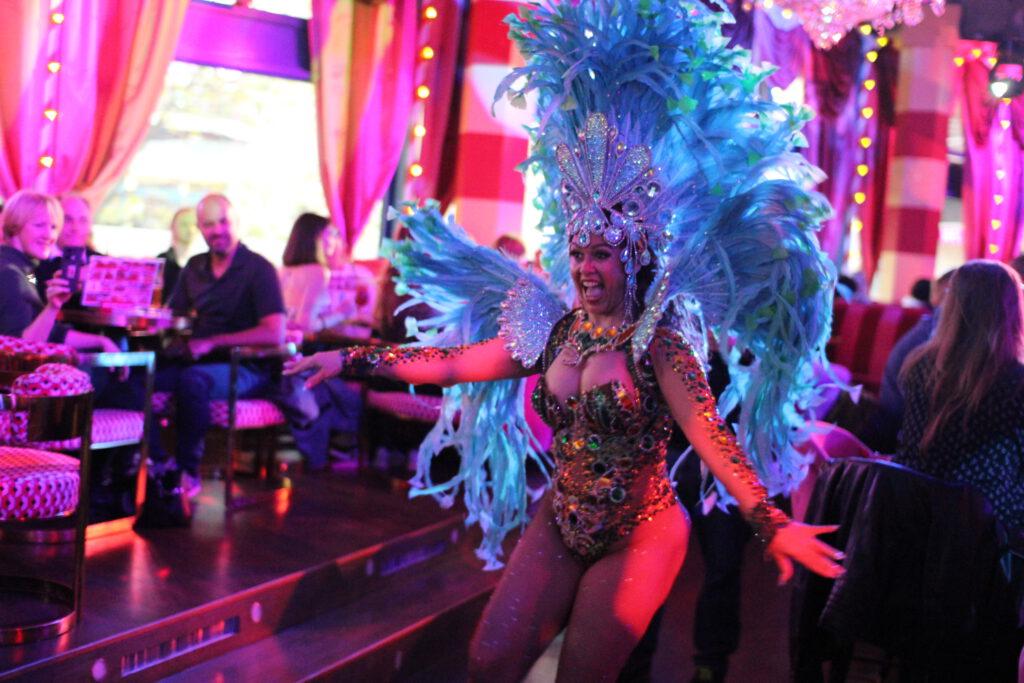 Bunte Showacts in der Erlebnisbar Berlin unterm Fernsehturm im Knutschfleck