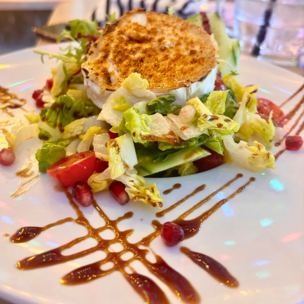 Garden Ring Salad mit. Ziegenkäse in der Knutschfleck Variete Bar am Alexanderplatz