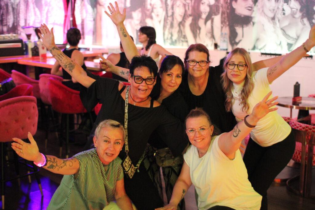Ausgelassene Stimmung beim Teamevent in der Sommerfest Berlin Location direkt unterm Fernsehturm am Alexanderplatz