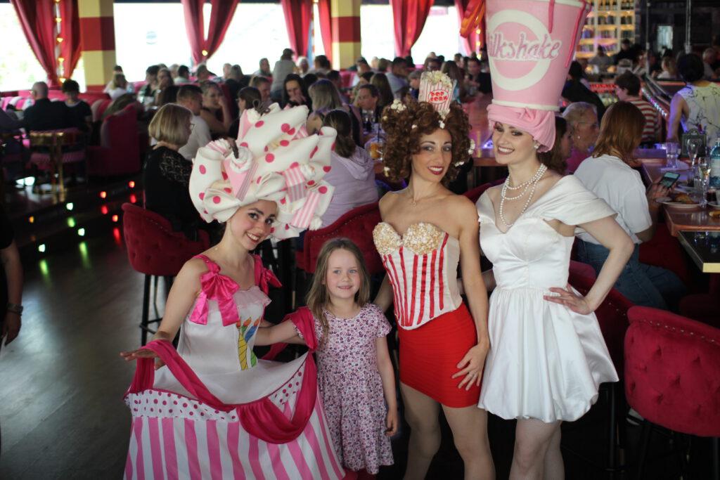Glückliche Familie beim Brunch Berlin Familie im Knutschfleck am Alexanderplatz