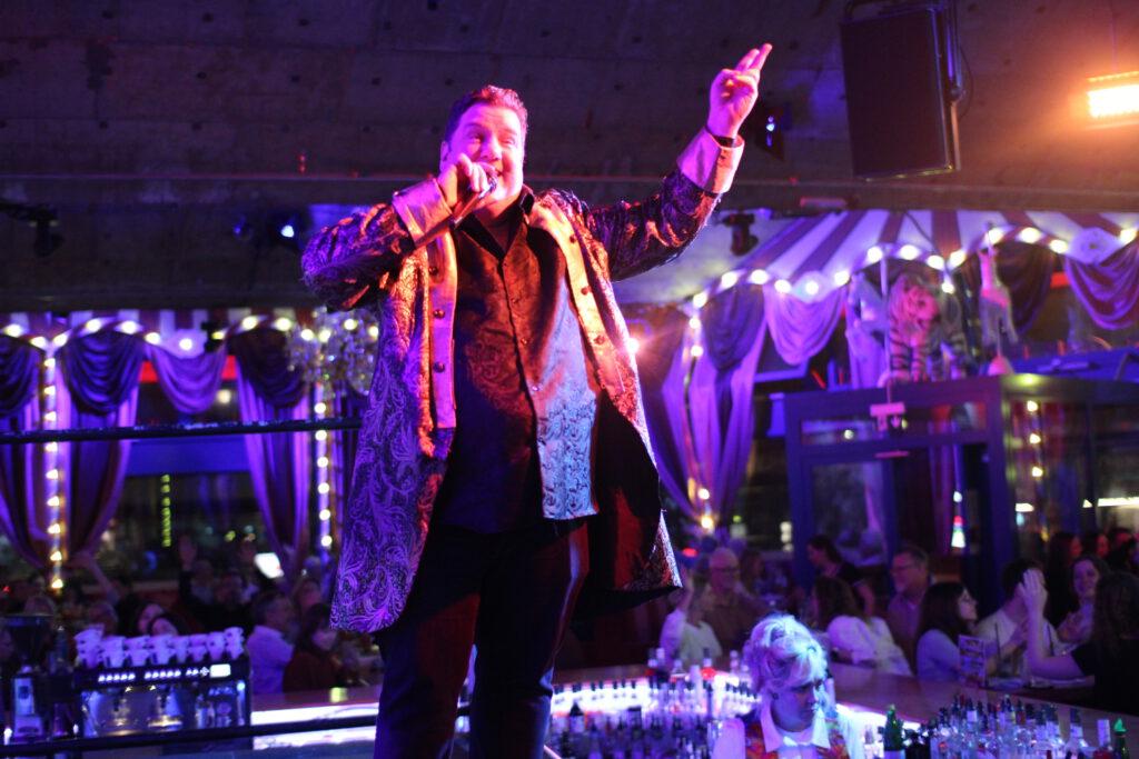 Die spektakulärste Show Bar am Berline Alexanderplatz ist das Knutschfleck!