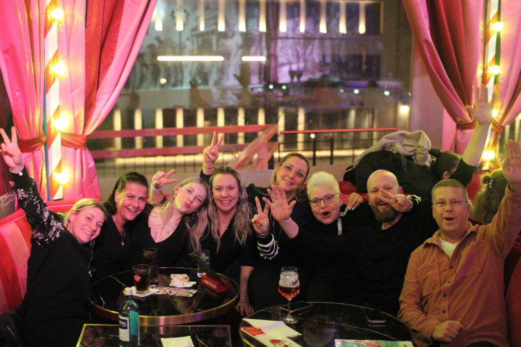 Firmenfeier Berlin im Knutschfleck am Alexanderplatz bei Varieté Show und Dinner