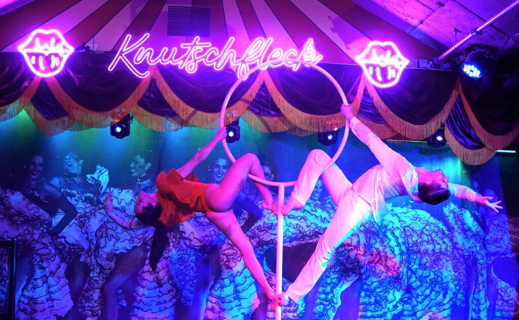 spektakläres Live Entertainment Knutschfleck Berlin Alexanderplatz